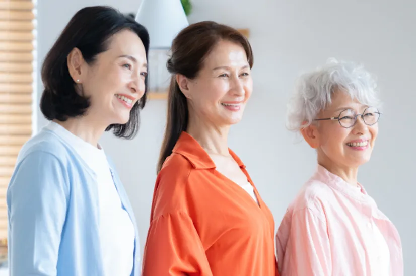 笑顔のシニア女性3人
