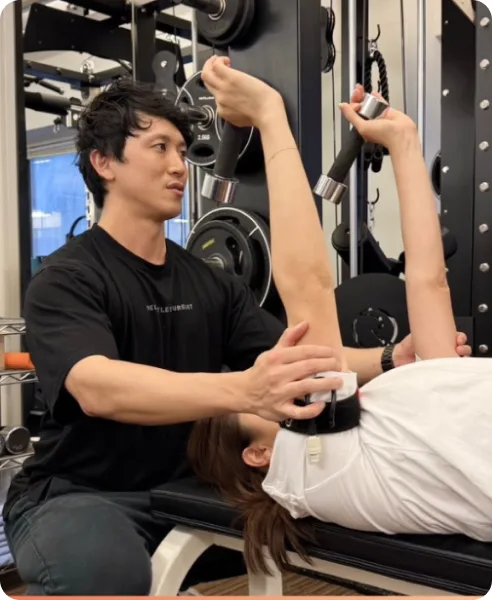 会員のトレーニングを補助するトレーナー