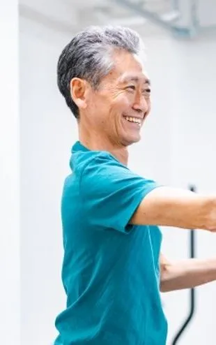 ストレッチをするシニア男性
