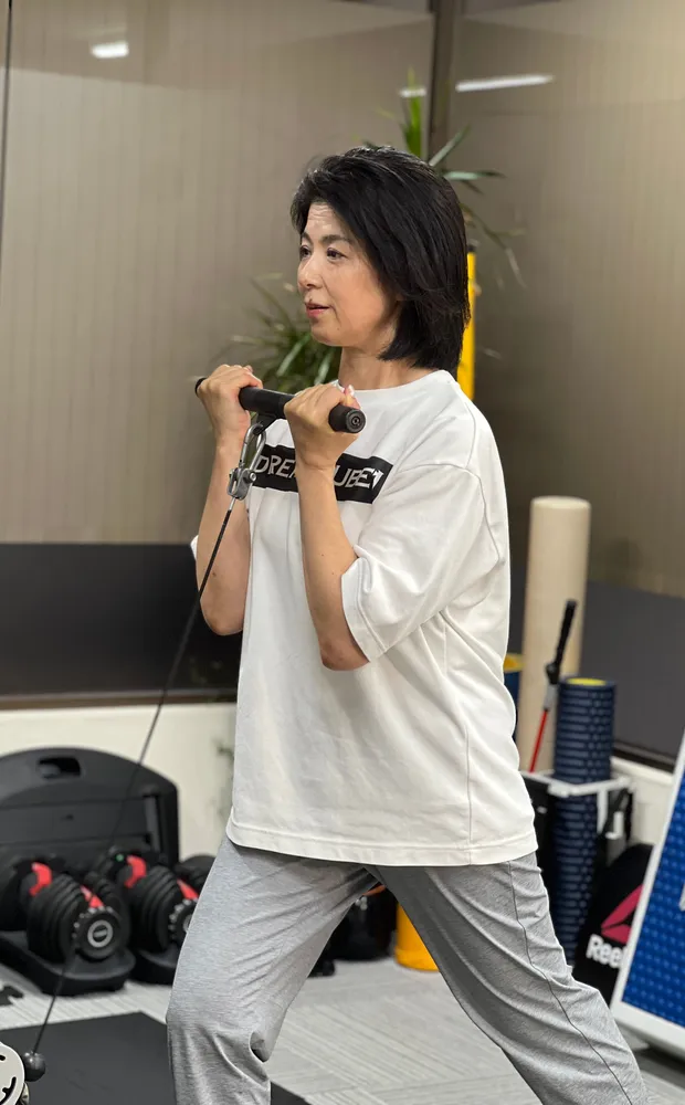 ダンベルでトレーニングをする女性