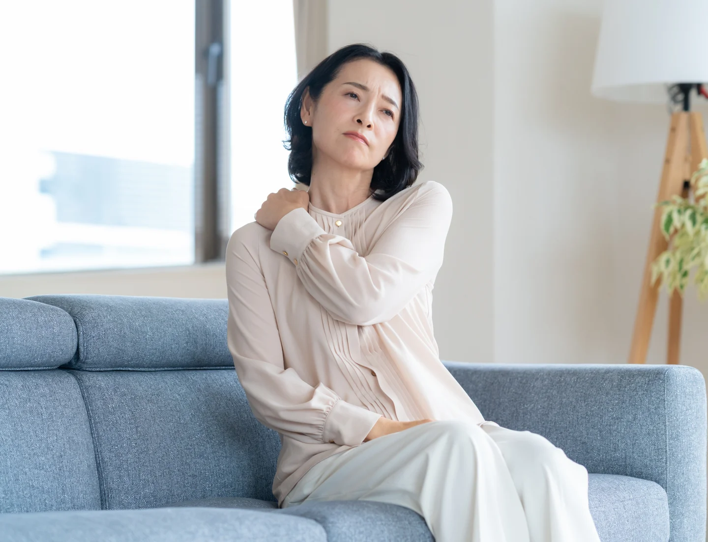 肩の不調に悩む女性