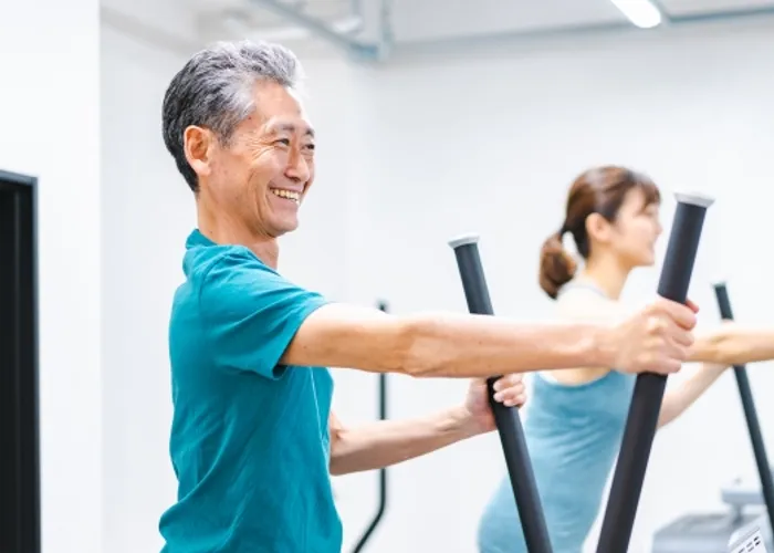 トレーニングを楽しむシニア男性