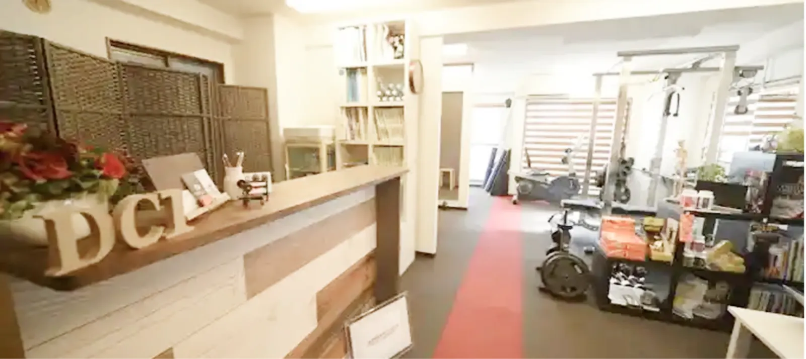 吉祥寺本店の受付とトレーニングスペース